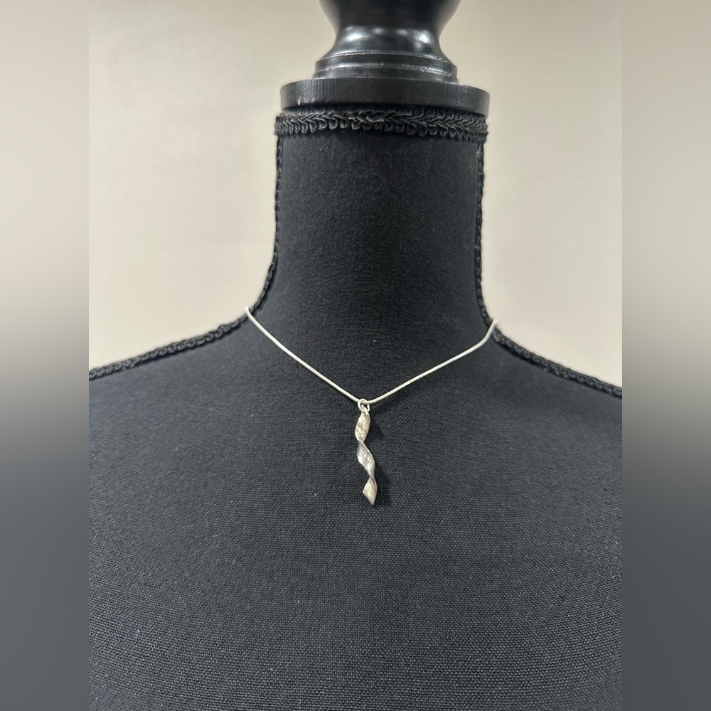 🔴Elegant Silver Twisted Pendant Necklace